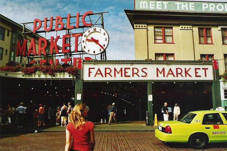 派克鱼市场（Pike Place Market) 是西雅图的经典地标，以新鲜食材、鲜花和手工艺品深受喜爱。这里汇聚了许多小型商家，商品种类丰富，逛起来很有意思。说不定还能看到摊位之间抛接鱼的经典画面——飞鱼在空中划过。市场标志性的霓虹招牌发出红色的光，带上你的 Lomography Color Negative 彩色负片胶卷 ，把那些鲜艳的红调和其他亮丽的色彩都收进底片里吧。(Photo by u-t-e )