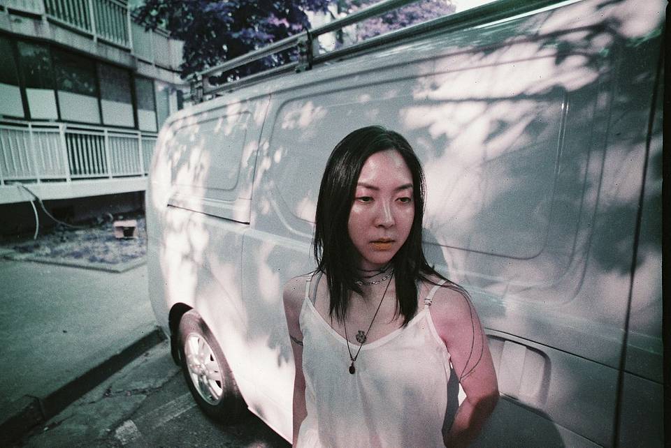 © Jiun | Lomo LC-Wide 广角胶片相机 | LomoChrome Purple ISO 100–400 135 紫调负片－ Pétillant 汽泡特別版 | Model: Hae-ro Kang