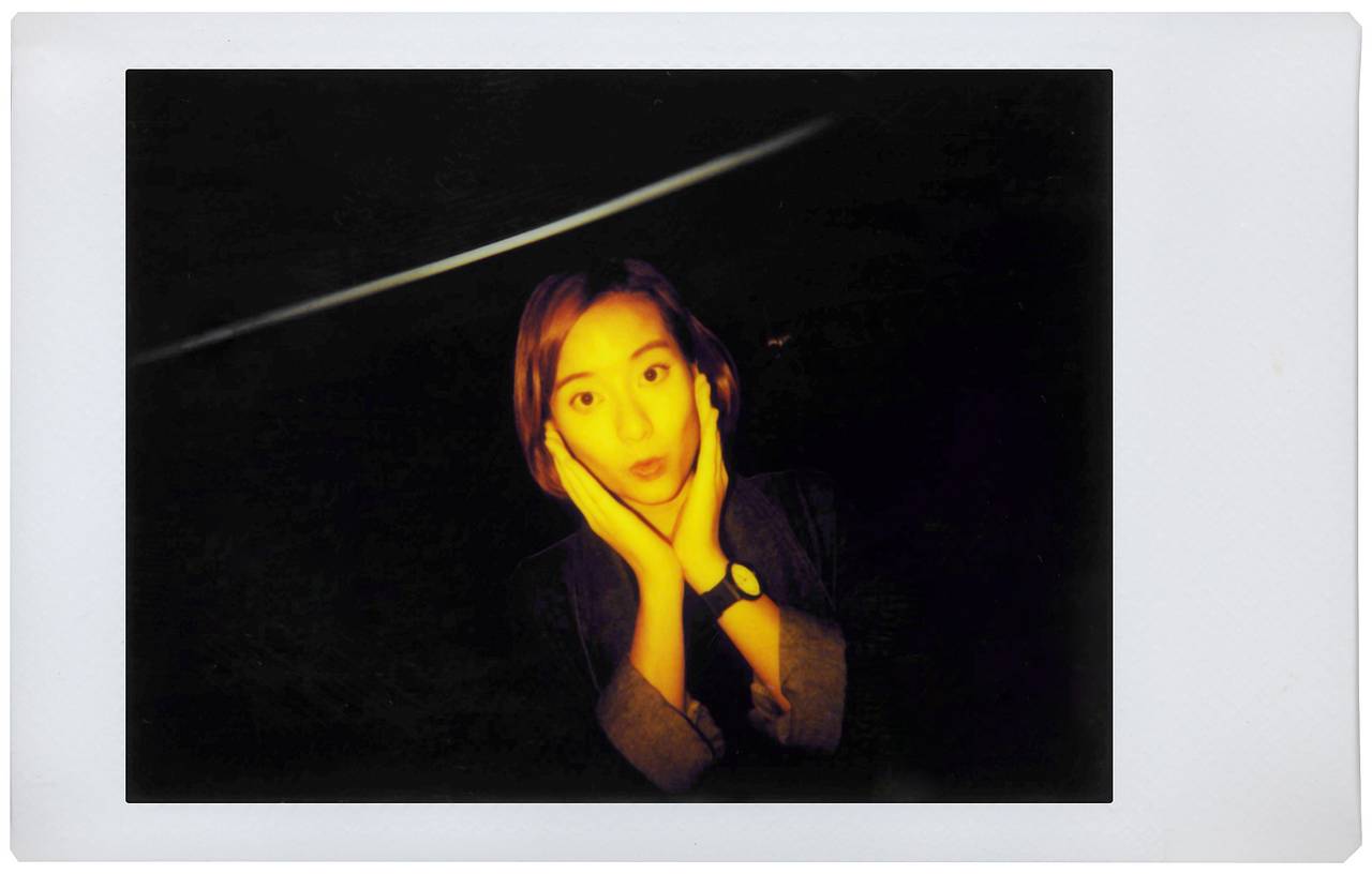 闪光灯用颜色滤片 － 好好利用随 Lomo'Instant 附送的颜色滤片，把这台优秀相机的功能发挥到极致！在闪光灯上加上不同颜色滤片（蓝、红、紫及黄色），便可以游走于冷暖色系之中，为你的作品制造不同感觉的艺术色彩。