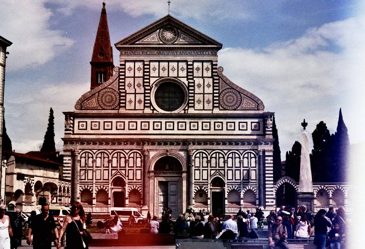 从 新圣母广场 (Piazza Santa Maria Novella) 开启你的旅程吧，这里是佛罗伦萨最主要的广场之一。你瞬间就会被矗立在广场上的 新圣母大殿 (Basilica di Santa Maria Novella) 宏伟的建筑所吸引。其白绿大理石交错的立面，无疑是捕捉佛罗伦萨文艺复兴建筑精巧细节的最佳取景地之一。(Photo by rizzoliogs )
