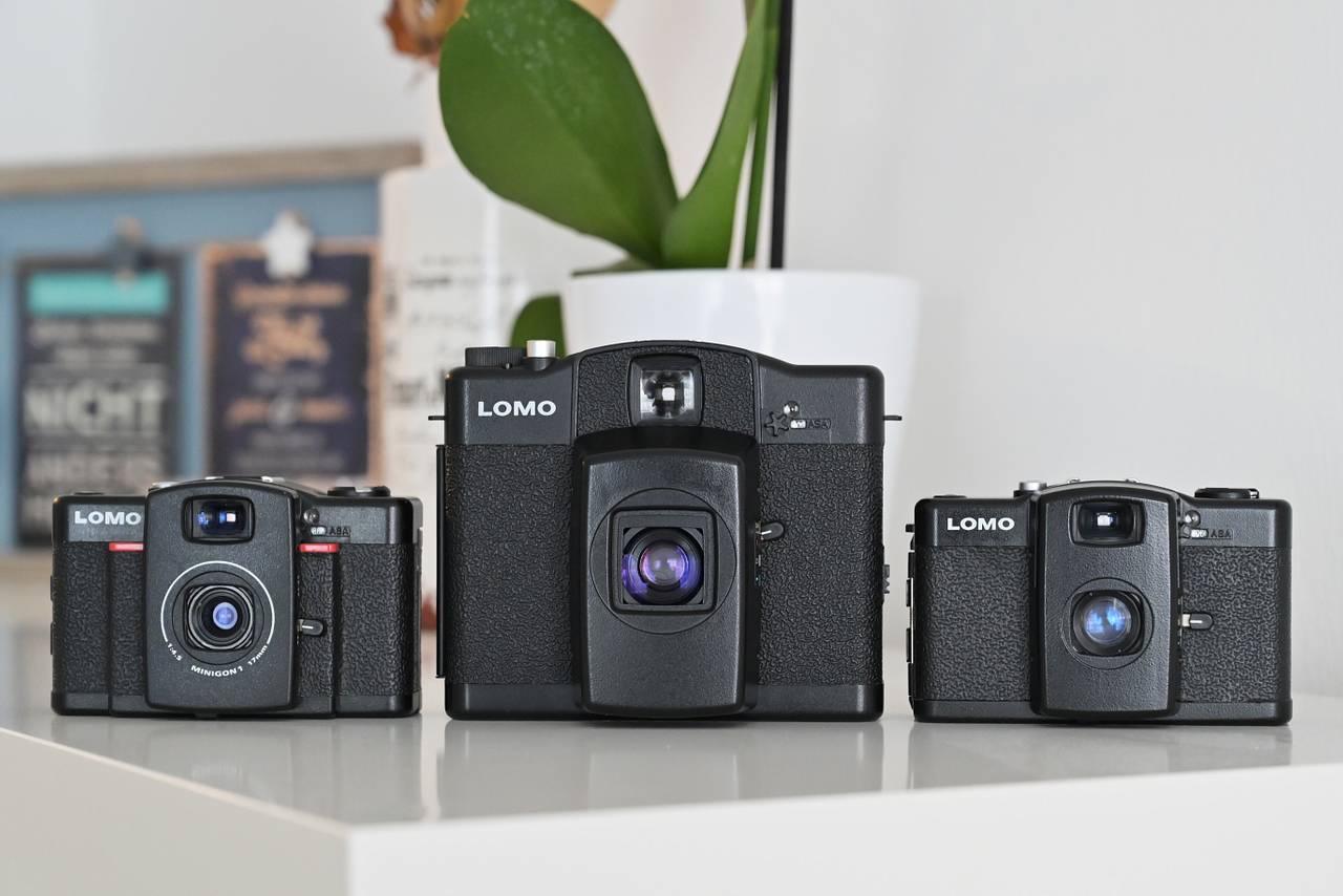 拿着经典的相机 － Lomo LC-Wide 相机以俄罗斯经典相机为基础，并加入了大量全新的创意功能。