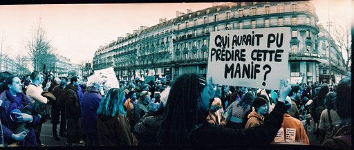 Paul Sieur accompagné du Horizon Perfekt et de la LomoChrome Turquoise dans une manifestation à Paris 
