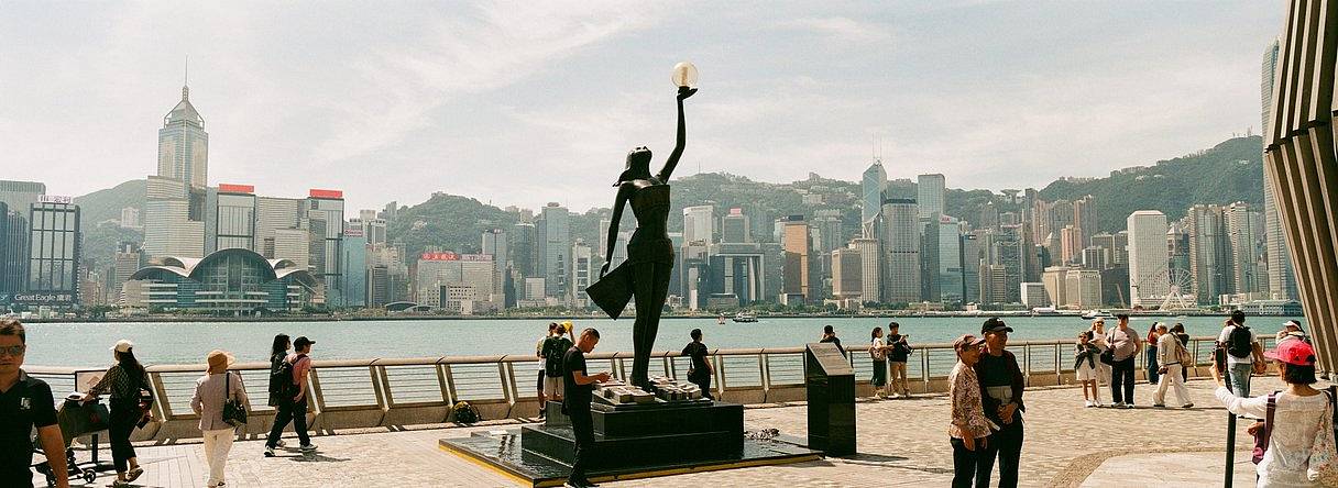 尖沙咀海滨公园 坐落于繁华的维多利亚港畔，这座风景如画的城市公园为喧嚣都市提供了一处宁静的休憩之所。公园绵延约 1.5 公里，拥有精心设计的园林景观、步道和开阔空间，在园内可以欣赏城市天际线与海港美景。(Photo by t0m7 )