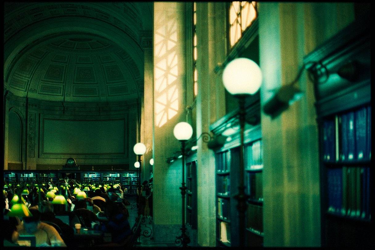 波士顿公共图书馆（Boston Public Library） 是书虫 Lomographers 的天堂！作为美国第一家免费公共图书馆，也是第一个开放外借和设立儿童阅览室的图书馆，它在历史上创下了很多个“第一”。馆内的贝茨大厅大概是整座图书馆最气派的空间，大部分区域至今仍保留着 1895 年的书桌和书架，时光仿佛从未离开。带上一台 Sprocket Rocket 齿孔火箭 135 胶片相机，用全景画面把一排排书海收进镜头吧。 (Photo by toadsfotos )