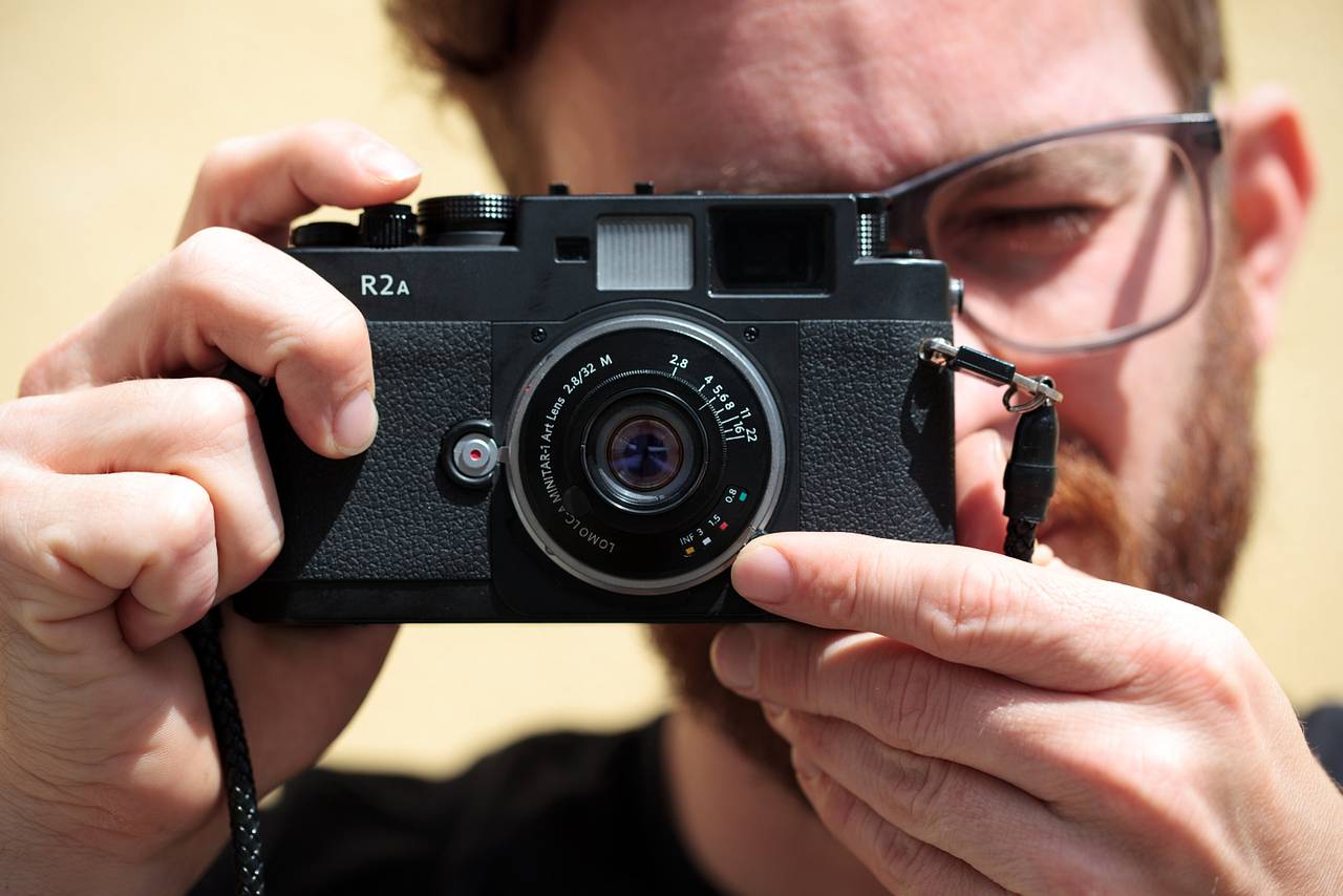 拥有连动测距耦合功能 － 可以在 Leica M 卡口的 Range-Finder 相机上透过取景器更精准地对焦。