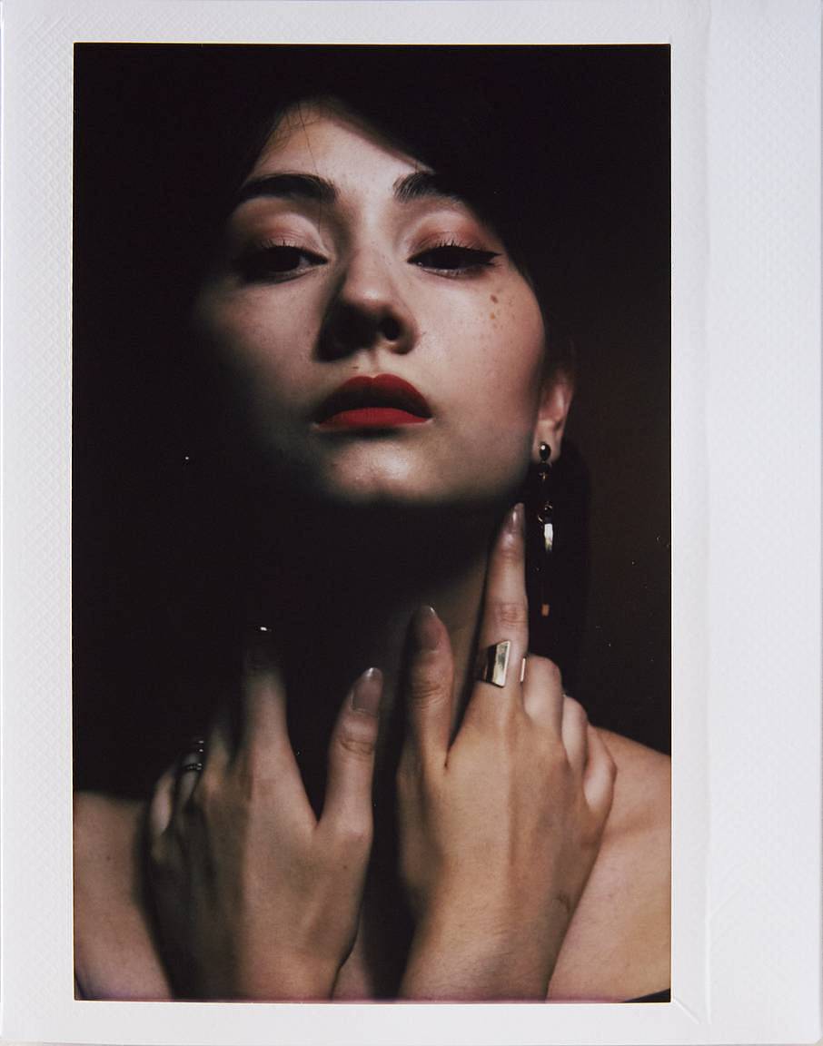 由 Mahnoosh Niakan 使用 LomoGraflok 4×5 拍立得机背拍摄 | 模特：Verena Conde
