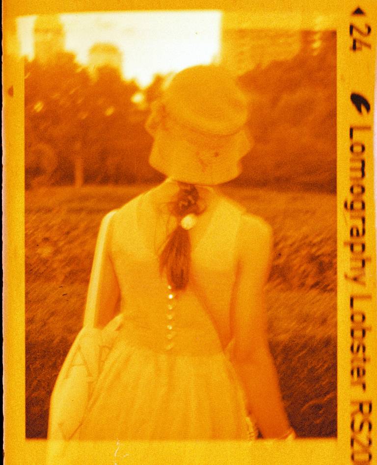 Credits: 孙焱嫣 孙国聪｜Lomography Lobster Redscale 110 红调负片胶卷