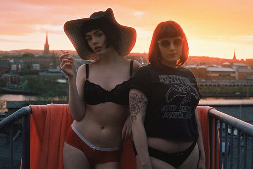 LomoWomen: SheGazes Sfida la Rappresentazione delle Donne nella Fotografia