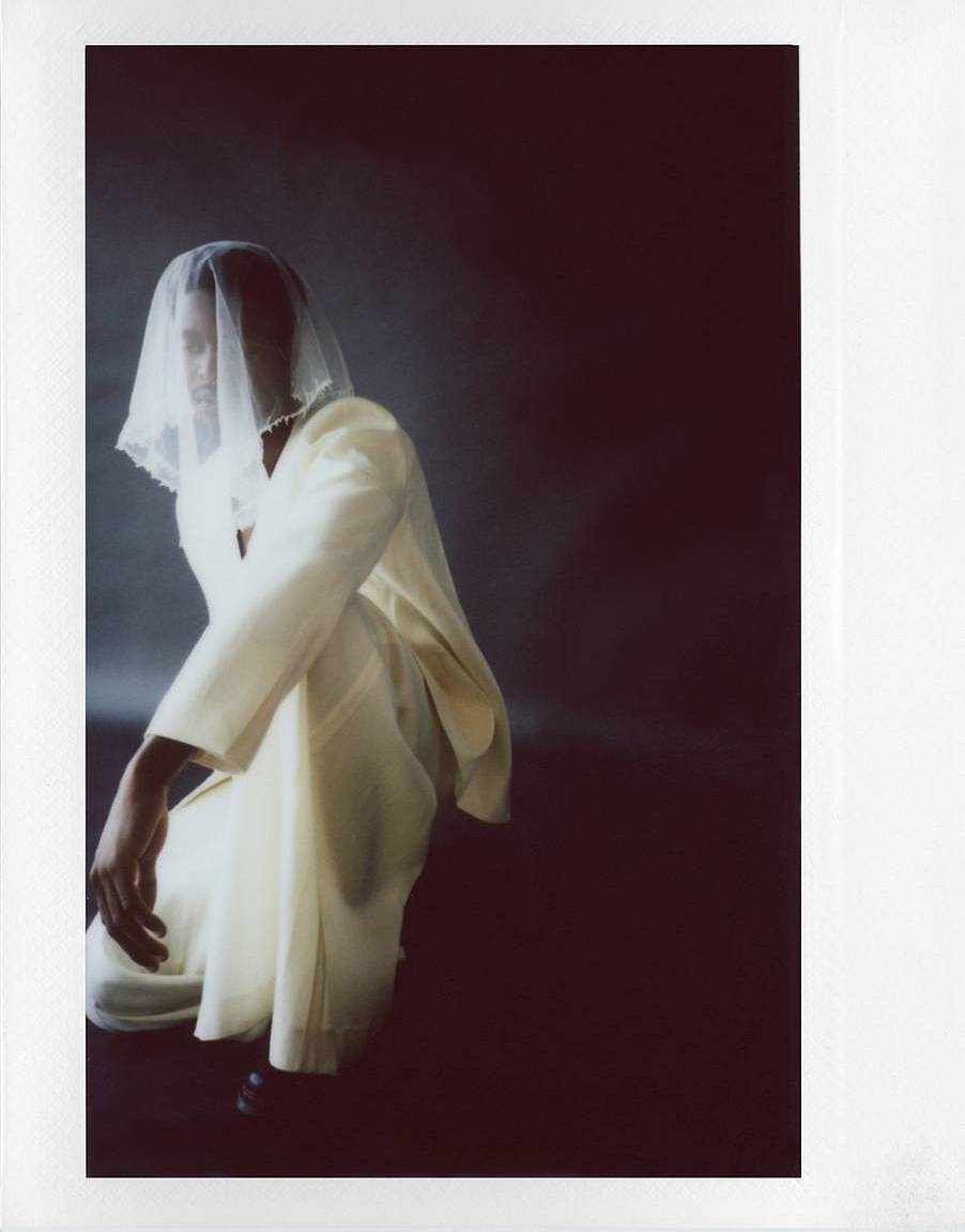 由 Mathilde Levistre 使用 Lomo'Instant Wide Glass 宽幅玻璃镜头拍立得相机拍摄；模特：Ethan Billups、Ikenna Njoku、Jenevieve Schlenz 和 Gabriel Lebow；Mathilde Levistre 的照片由 Ingridi Viruel 拍摄