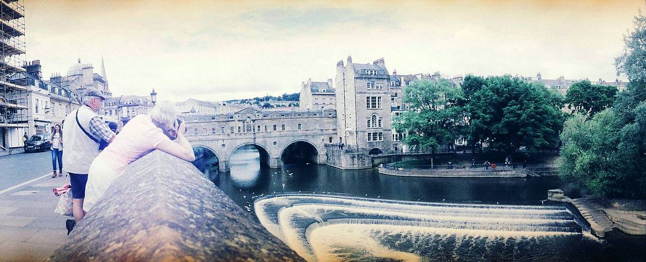 普尔特尼桥（Pulteney Bridge） 横跨埃文河（River Avon），桥上商店与咖啡馆林立。从这里可以饱览下方壮观的马蹄形水坝（Horseshoe Weir）那充满浪漫气息的景致。从桥上步行片刻即可抵达巴斯橄榄球场（The Rec），橄榄球迷们可以在这里为“蓝黑白军团”（Blue, Black and Whites）呐喊助威；若是夏天到访，你还能在这里观看一场精彩的板球比赛！Photo by kelvin_wx