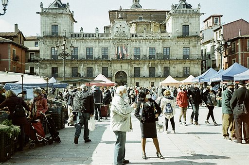 Around the World in Analogue: Lively León in LomoChrome Metropolis