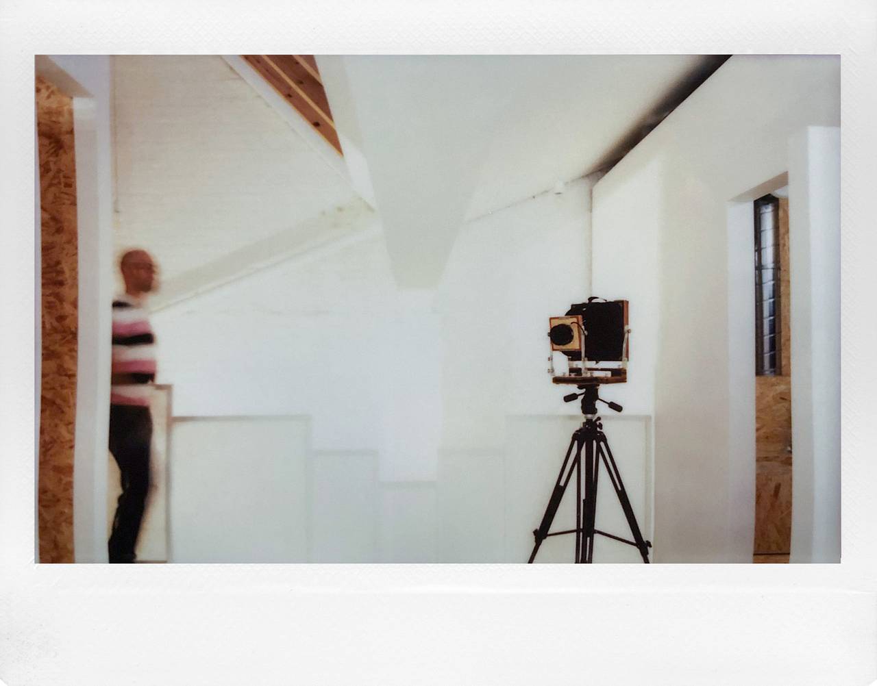 与大画幅摄影专业人士共同研发 - LomoGraflok 适用于配备 Graflok 的 4×5 相机的拍立得机背，它使用 Fujifilm Instax Wide 相纸 – 最普遍及最具成本效益的拍立得相纸。