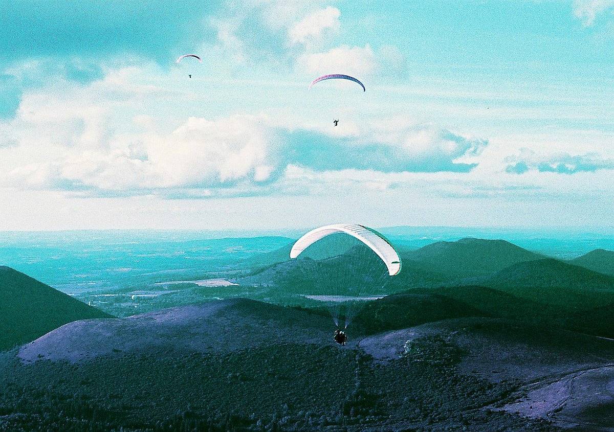 Le Puy-de-Dôme 海拔超过 1400 米，山顶竖着一根标志性的天线，从克莱蒙费朗市中心就能一眼望见。自 2018 年起被列入联合国教科文组织世界遗产，也是奥弗涅大区最知名的自然地标之一。无论是花上一两个小时徒步上山，还是乘坐 15 分钟的小火车，山顶的风景都绝对值得。带上你的 Sprocket Rocket 齿孔火箭 135 胶片相机 ，把眼前的壮阔全景一口气收进底片。(Photo by Iry12 )