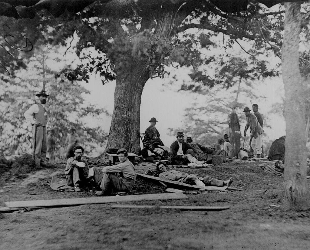 左图：1864 年美国内战中的伤兵 ——Mathew B. Brady 摄，via Wikimedia Commons | 右图：1855 年克里米亚战争中的士兵 ——Roger Fenton 摄，via Wikimedia Commons