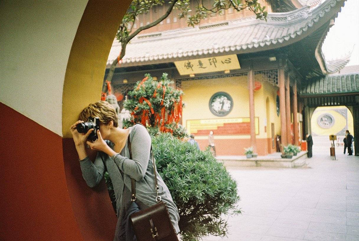 玉佛寺 是上海四大古寺之一，以其珍贵的玉佛雕像闻名。寺庙的建筑融合了传统中式美学与佛教元素，是拍摄建筑与人文主题的绝佳地点。偷偷告诉你，据说这里求姻缘很灵验哦！(Photo by azikad )