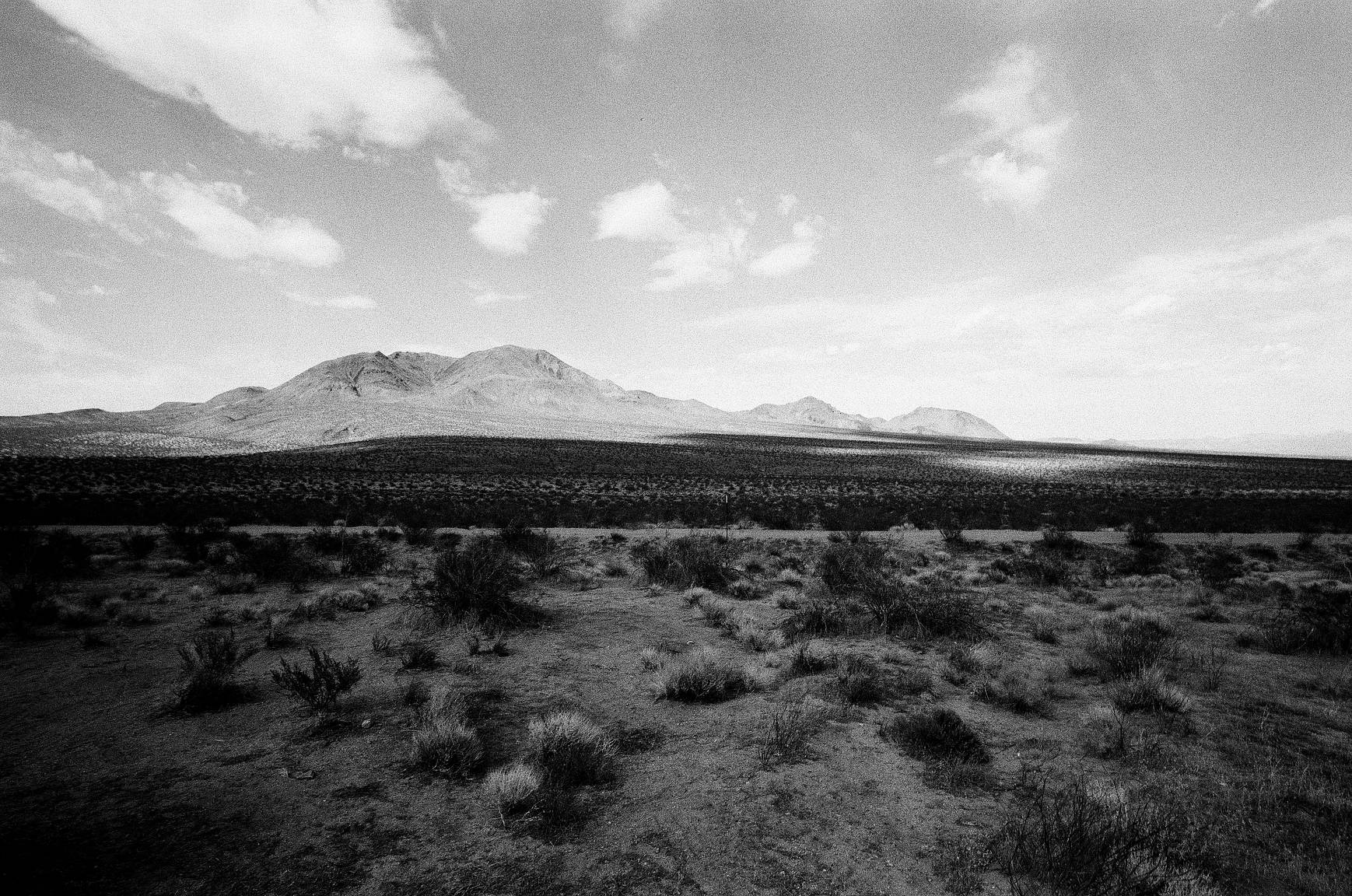 モノクロ2種類を試せる「MonoChrome Duet」 発売のお知らせ · Lomography