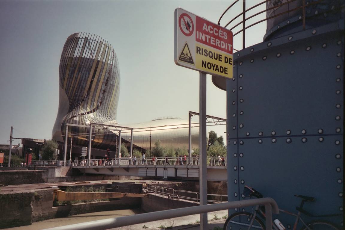 从左上到右下依次为: Wine film soup by yphargomol-lomo, Le Bassins des Lumières by juszezak, La Cité du Vin by berogeitabi and the river of La Garonne by amaiahodge