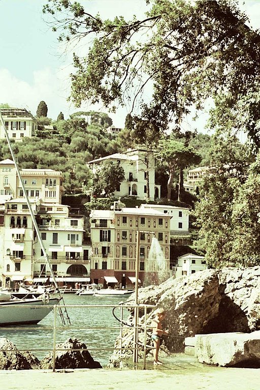 Around the World in Analogue : Finding La Dolce Vita in Tuscany and Liguria