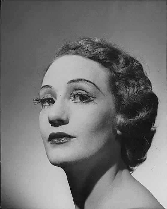 Helmut Newton, Portrait of Laurel Martyn, 1952 | photo source – wikimedia commons