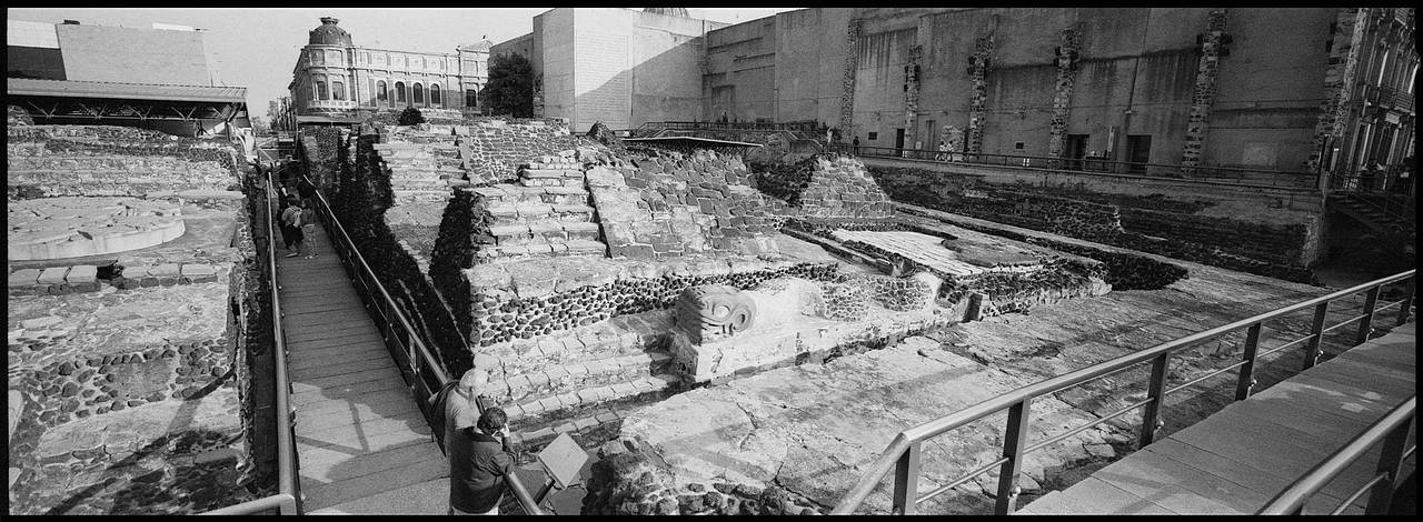 大神庙博物馆 （Museo del Templo Mayor） 就坐落在 索卡洛广场 （Zócalo） ——也就是墨西哥城主要的历史中心旁边。馆内收藏了超过 7000 件 墨西加人（即阿兹特克人） 留下的文物，令人叹为观止。其中最引人注目的展品之一是 科约尔绍基石碑 （Coyolxāuhqui Stone）  ，它曾经安放在  大神庙（Templo Mayor） 的底部。在这里，你可以了解这座曾经辉煌的建筑及其建造者的历史： 1521 年西班牙征服期间被摧毁之前的故事。(Photo by wil6ka)