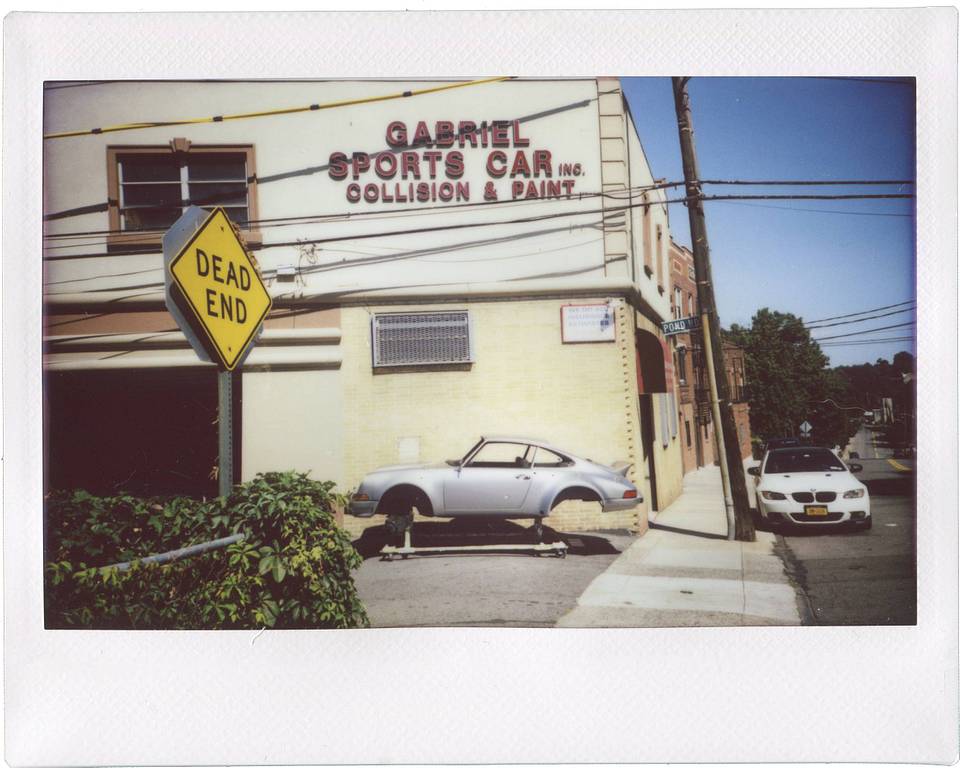 由 Ben Fraternale 使用 Lomo'Instant Wide Glass 拍摄，画面中人物：Anna Katarina, Lauren Fraternale 和 Fern