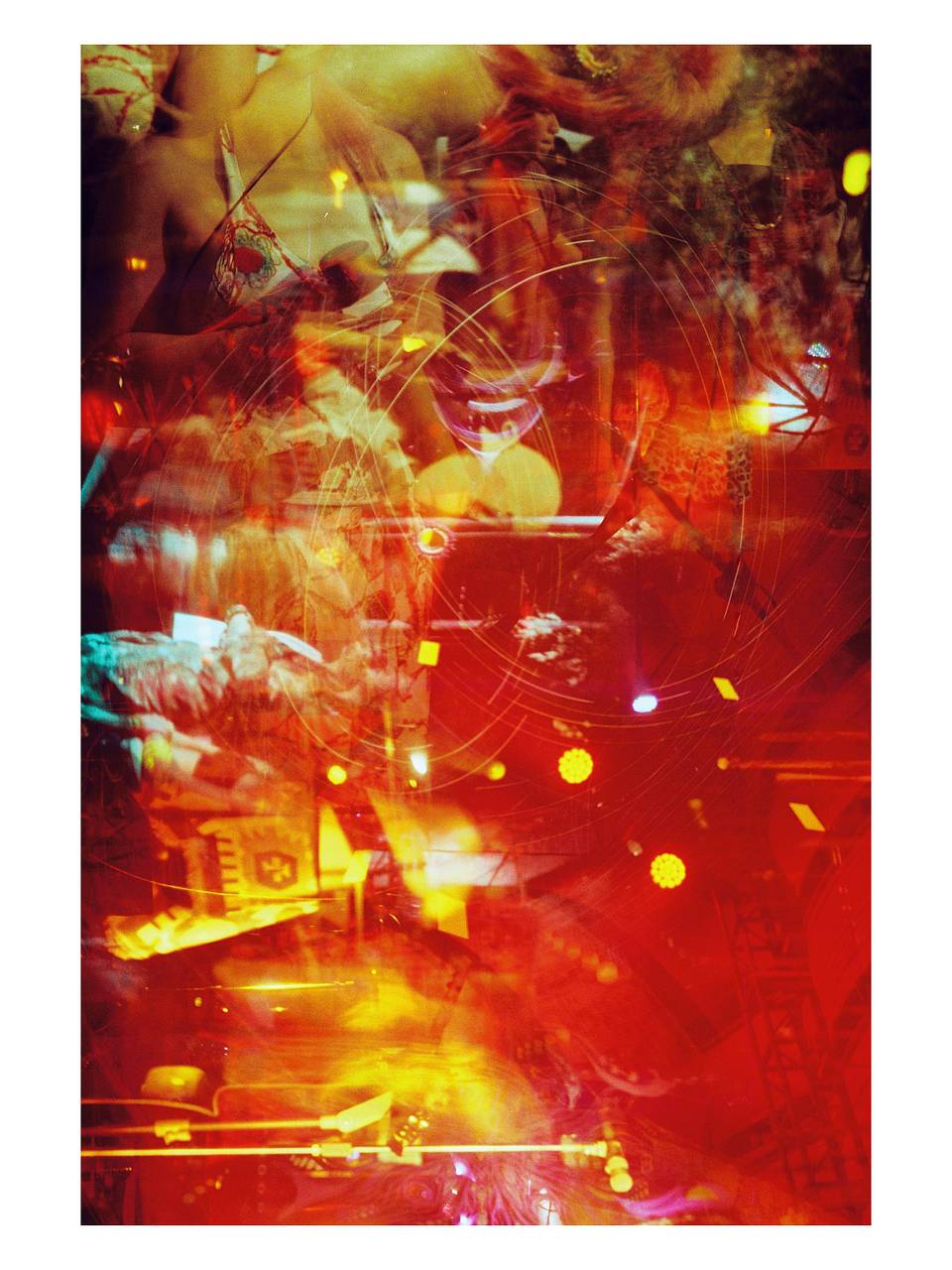© 拳， 春游音乐节 | 使用 Lomo MC-A 135 全自动随拍胶片相机 &amp; Lomography Redscale XR ISO 50-200 135 红调负片胶卷 拍摄
