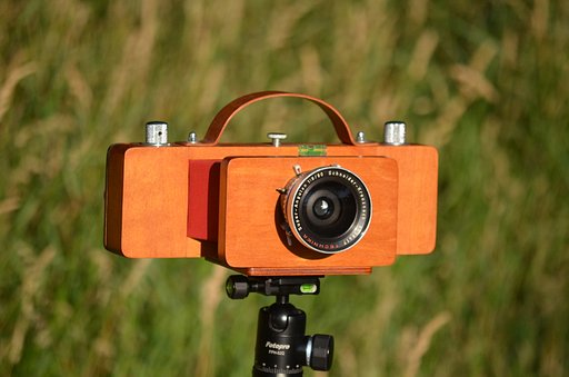 Cezary Bartczak and His Hand-Crafted Wooden Film Cameras
