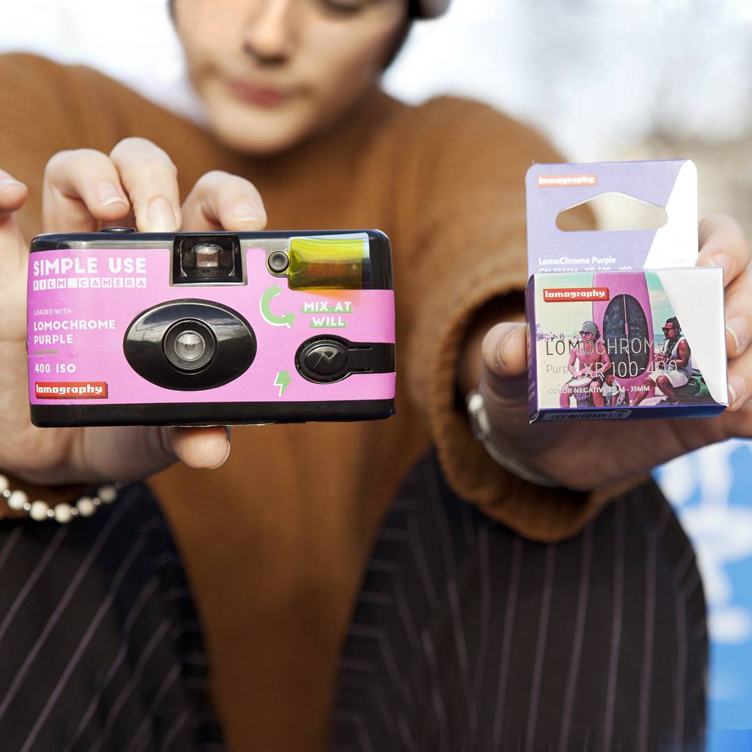 Preloaded with LomoChrome Purple 35 mm ISO 100–400 film which yields spectacular psychedelic scenes. Use it to craft a heady blend of earthy reds, crisp plums and velvety violet notes.