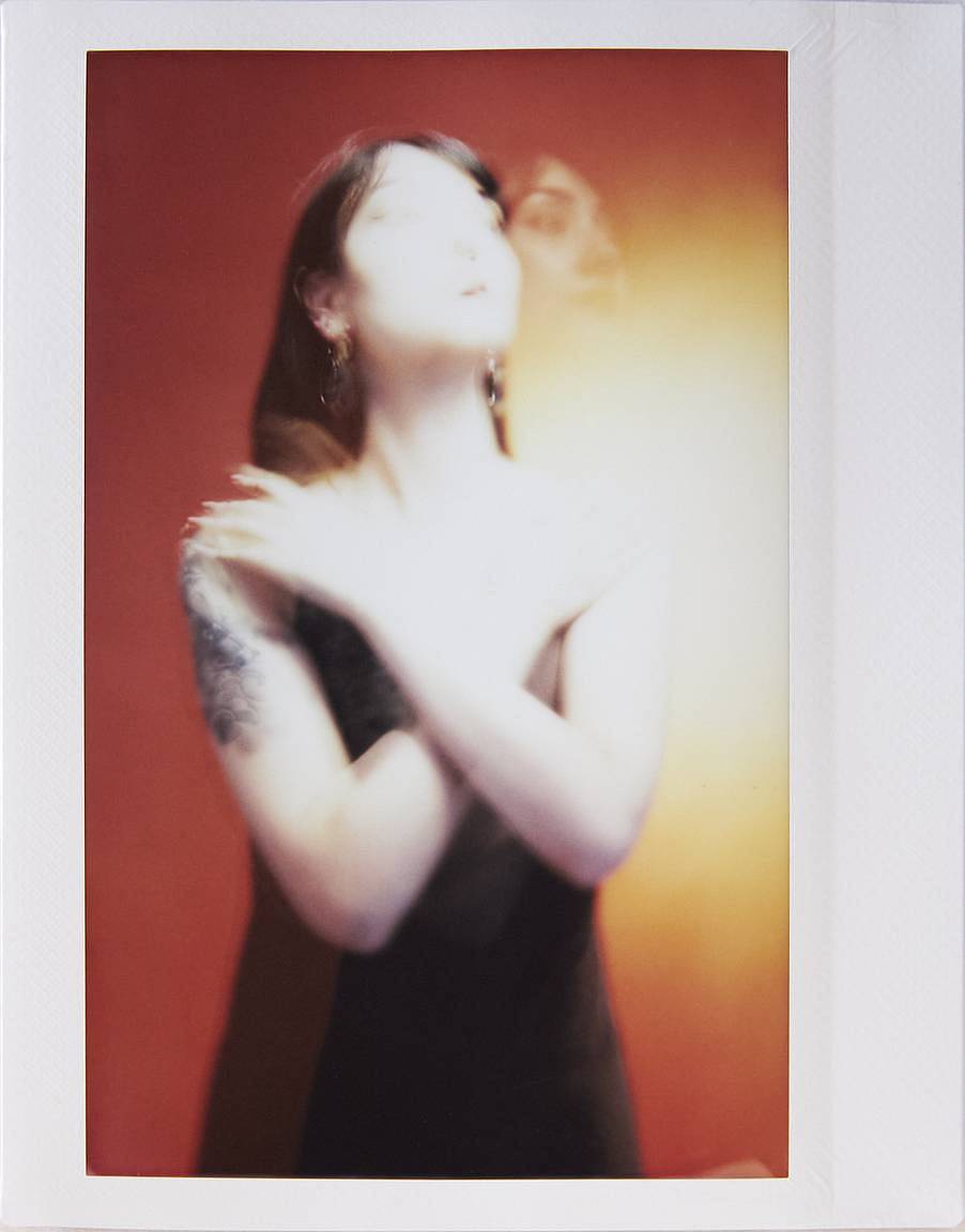 由 Mahnoosh Niakan 使用 LomoGraflok 4×5 拍立得机背拍摄 | 模特：Verena Conde