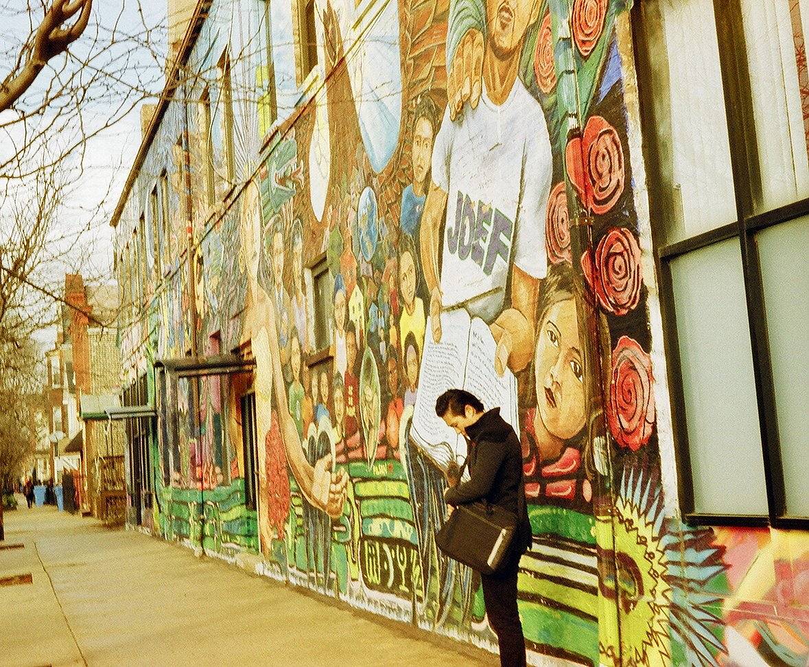 皮尔森社区（Pilsen Neighborhood） 位于芝加哥市中心西南约四英里处，这里能找到全城最好的街头艺术之一。涂鸦色彩极其鲜艳，是尝试用过期胶卷拍摄的绝佳主题。美食也同样精彩，从墨西哥菜到意大利菜都能找到，还有一些历史建筑值得一看。(Photo by honeygrahams224)