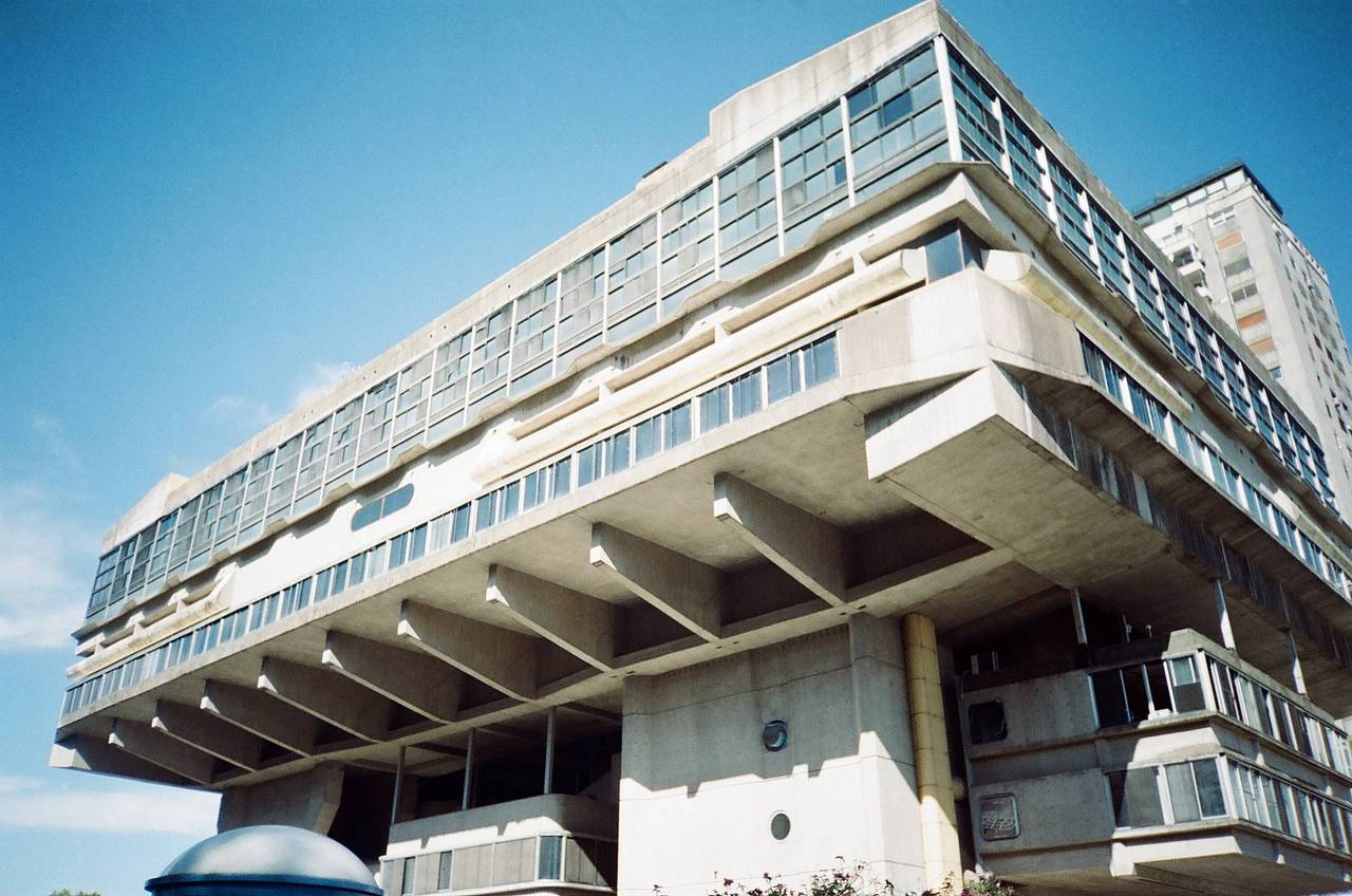 阿根廷国家图书馆‌(Biblioteca Nacional Mariano Moreno) i是尝试粗野主义建筑摄影的必去之地。广角镜头，比如 LomoApparat 21mm 阿帕赫超广角胶片相机上的那枚，是捕捉 Clorindo Testa 设计的好选择。它位于 Recoleta 中心地带，是个闲逛的好地方，能看到许多迷人的角落。内部和外部一样吸引人，里面还有一家叫 Invernadero 的酒吧，走累了去坐坐，正好来点小犒赏。 (Photo by mariamariasol )