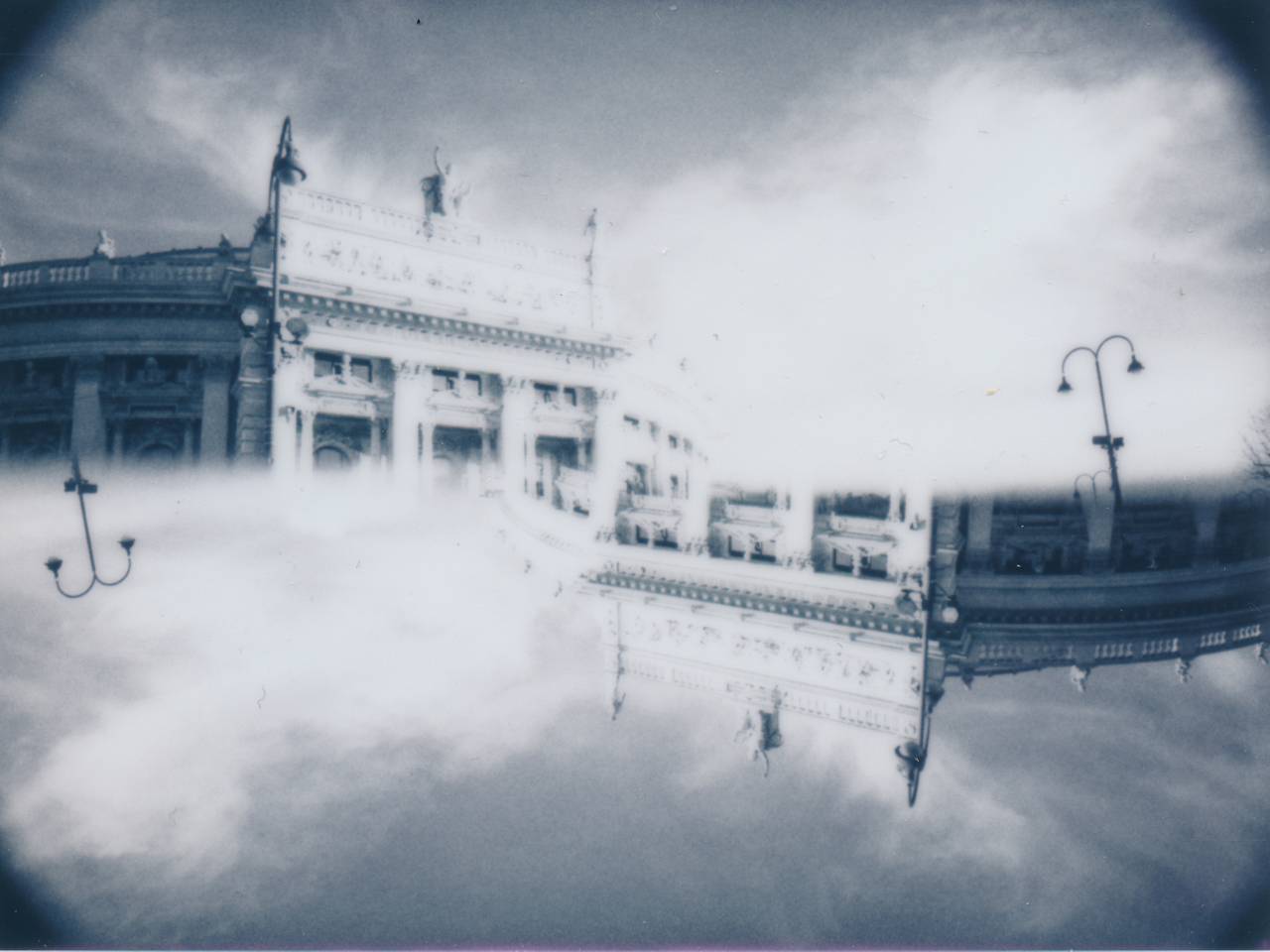 Lomography 制作了市场上具实验性的拍立得相机 提供无限的拍摄方式，实现完全的创作自由。