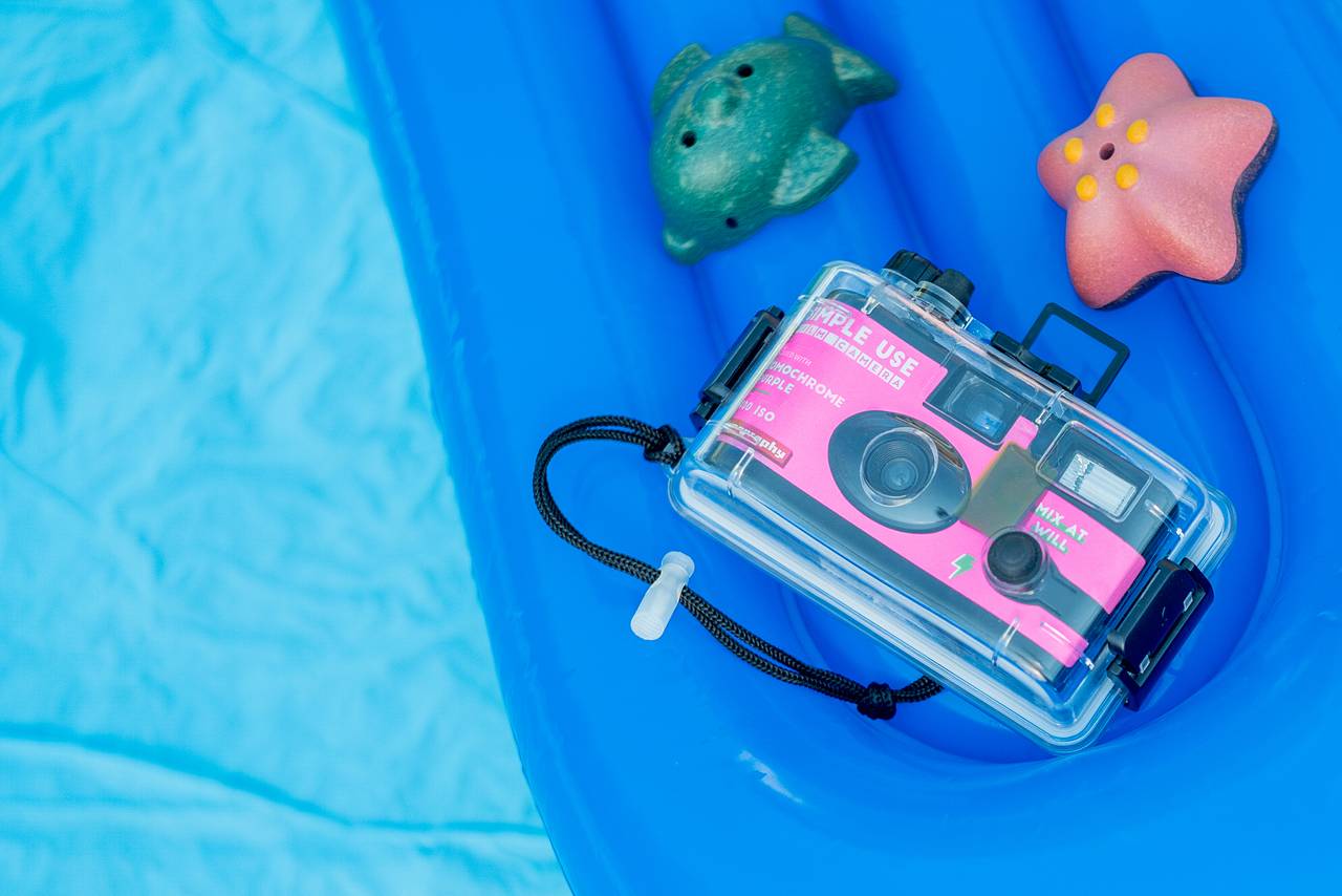 Ready for outdoor and underwater escapades, this Simple use Reloadable Film Camera and Underwater Case will be your fearless photo-taking friend,swim-up bar sidekick, beach bum buddy and poolside pal.