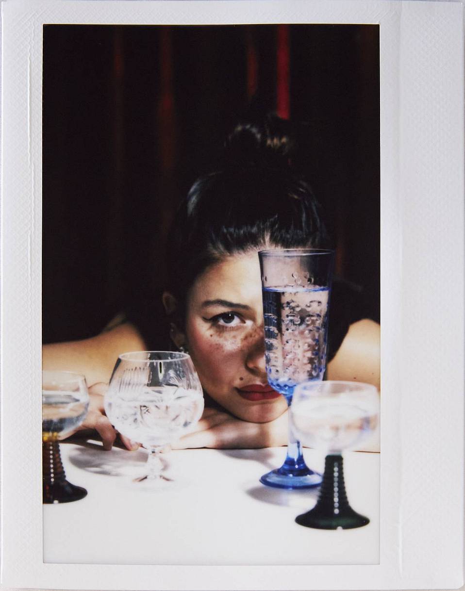 由 Mahnoosh Niakan 使用 LomoGraflok 4×5 拍立得机背拍摄 | 模特：Özge Övül