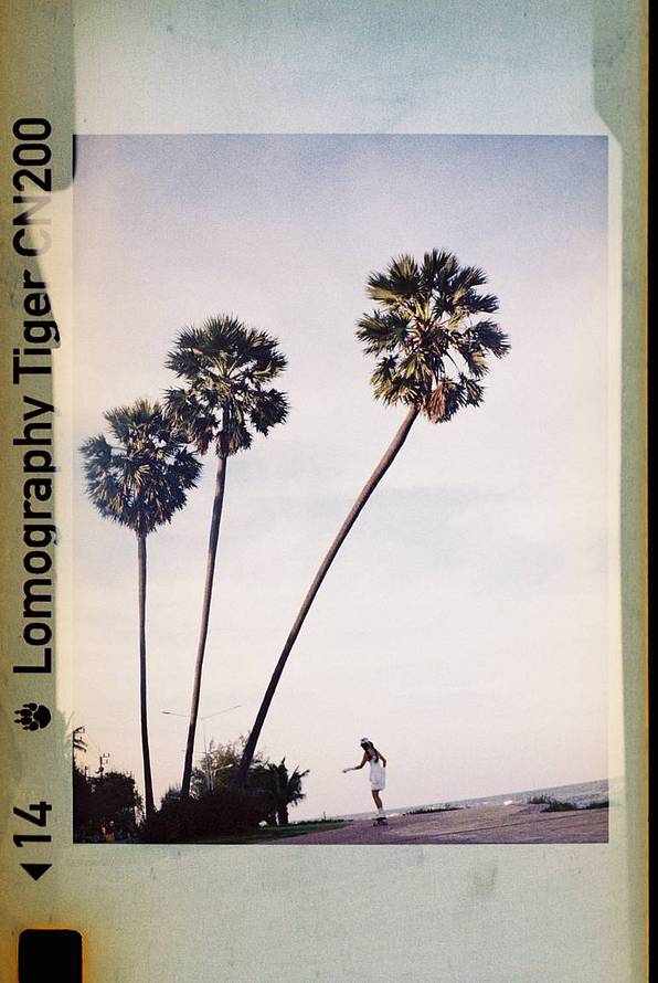 照片由 Film Full Photo 拍摄｜使用 Lomomatic 110 自动玻璃镜头胶片相机连闪光灯 & Lomography Tiger CN ISO 200 110 彩色负片胶卷