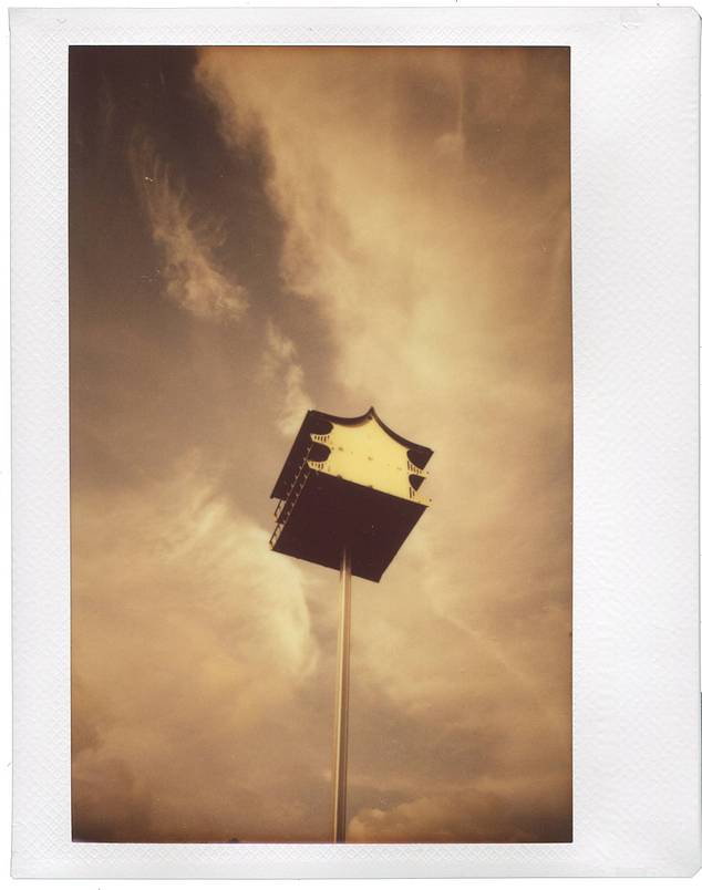 由 Ben Fraternale 使用 Lomo'Instant Wide Glass 拍摄，画面中人物：Anna Katarina, Lauren Fraternale 和 Fern