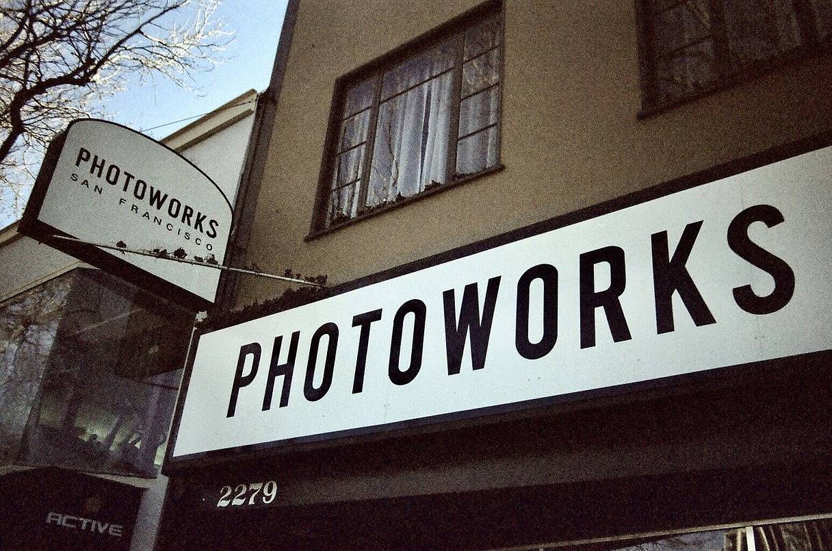 旧金山不乏好逛好买的胶片摄影商店，其中我们尤其推荐 Photoworks 。作为胶片冲洗与摄影器材试用的一站式商店，这里非常值得一去。(Photo by koduckgirl)