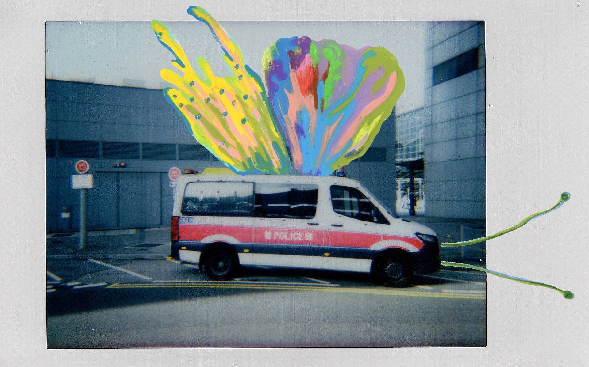 © Kim Yeji | Lomo'Instant Automat 自动拍立得相机我真的都喜欢，但最难忘的是在香港拍的那张警车。每到一个陌生的地方，我都会特别留意周围的色彩。那辆警车的配色和设计跟韩国的很不一样，一下就抓住了我的目光。