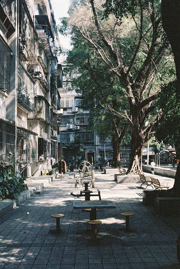 © YE | Shot on LomoChrome Color '92 ISO 400 135 日落版