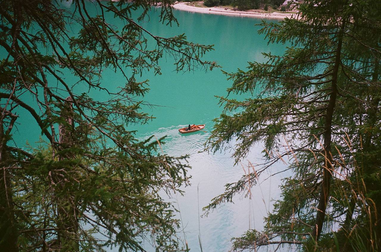 Lago di Sorapis 是一座令人惊叹的高海拔绿松石色湖泊，四周环绕着险峻的山峰。这里环境宁静，非常适合使用像 Lomo LC-Wide 这样的超广角相机进行风景摄影。步道起点距离科尔蒂纳（Cortina）市中心仅约 13 公里，往返徒步大约需要 4 到 5 小时。(Photo by yorkvillain )