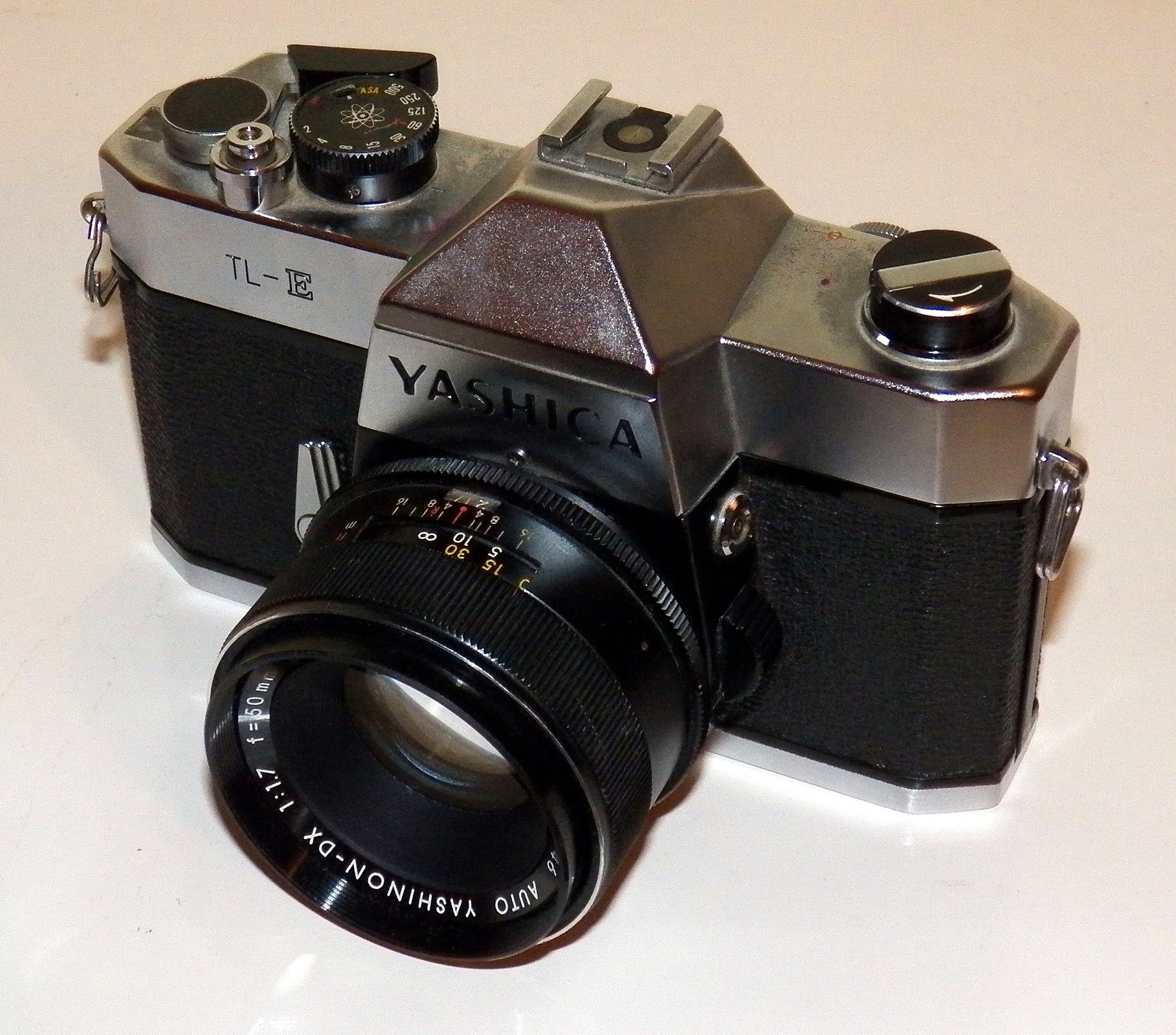 Appareil Photo Yashica TL Electro X + Objectif Cosina 28-70 Mm F/4 - Pour Pièces