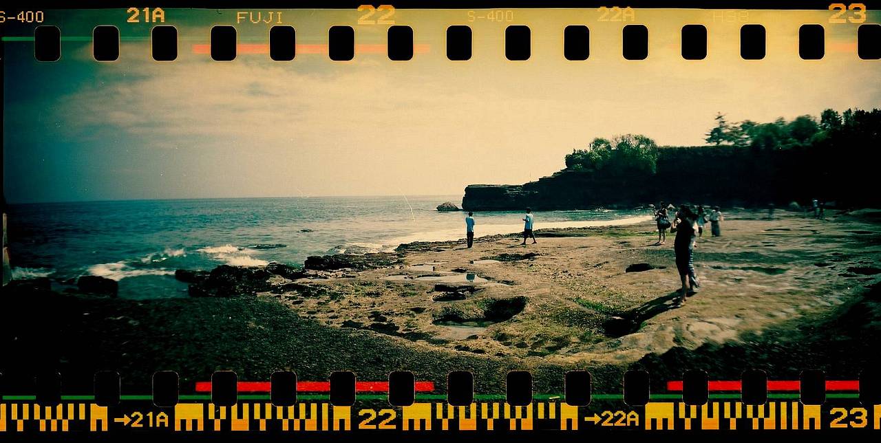 Tanah lot 是印度尼西亚巴厘岛附近的一处岩石地貌，这里坐落着古老的印度教朝圣寺庙 —— tanah lot 寺，是备受欢迎的旅游景点和文化地标，非常适合摄影。带上你的 Sprocket Rocket 齿孔火箭 135 胶片相机 ，捕捉这壮丽景色吧！(Photo by sexyinred)