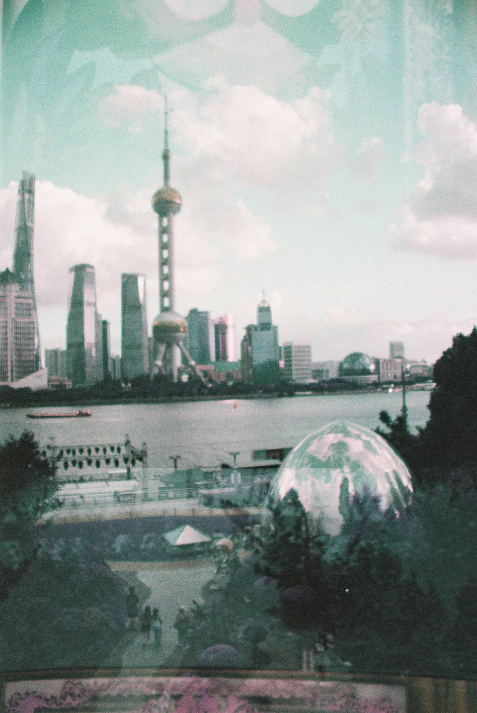 上海 × 太原｜© 王络、每天都吃糖｜Lomography LomoChrome Purple ISO 400 135 紫调负片胶卷