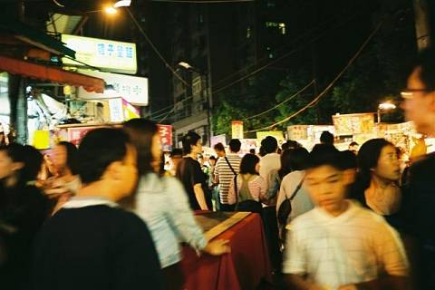 逢甲夜市 是台中十大旅游景点之一，位于逢甲大学旁边，这里拥有热闹的商圈，还有很多小吃摊、服饰和小配件。是体验台湾青年文化和享受美味美食的好地方，也是用 Lomo LC-Wide 广角胶片相机拍摄多重曝光的好地方！(Photo by asia_archive )