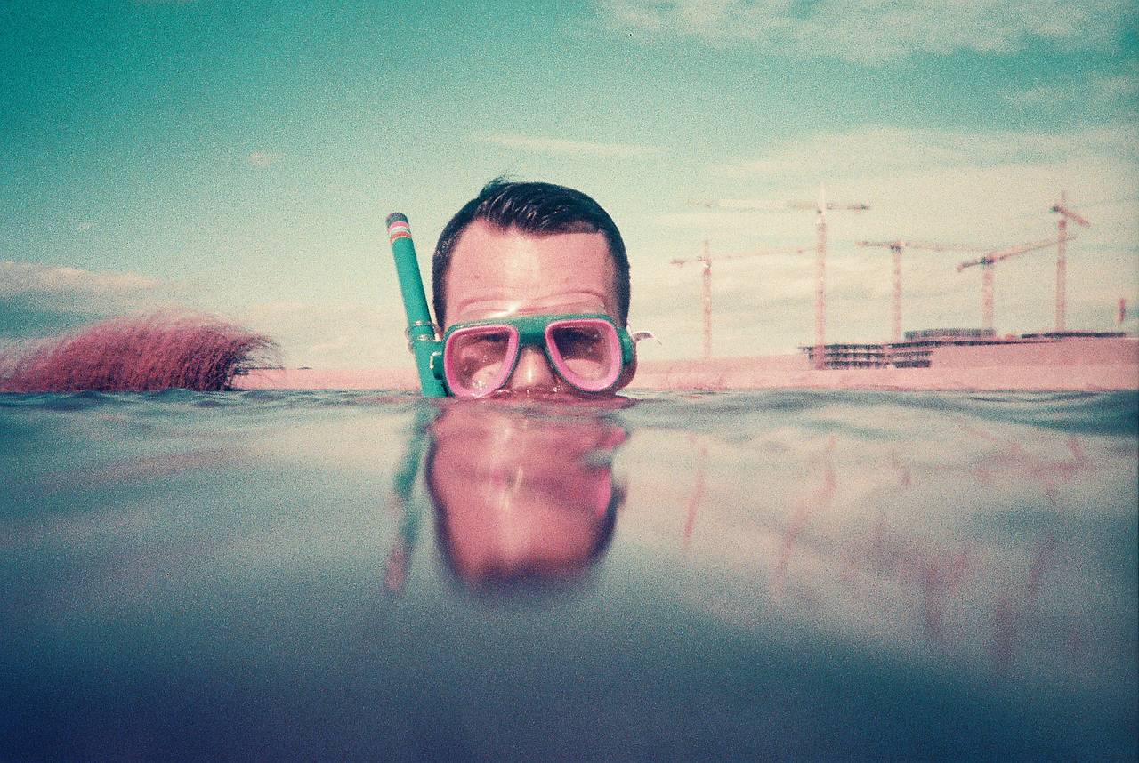 Sempre pronta per accompagnarti nelle tue avventure all'aperto e sott'acqua, questa Custodia Subacquea sarà la tua impavida amica e compagna di spiaggia e a bordo piscina.