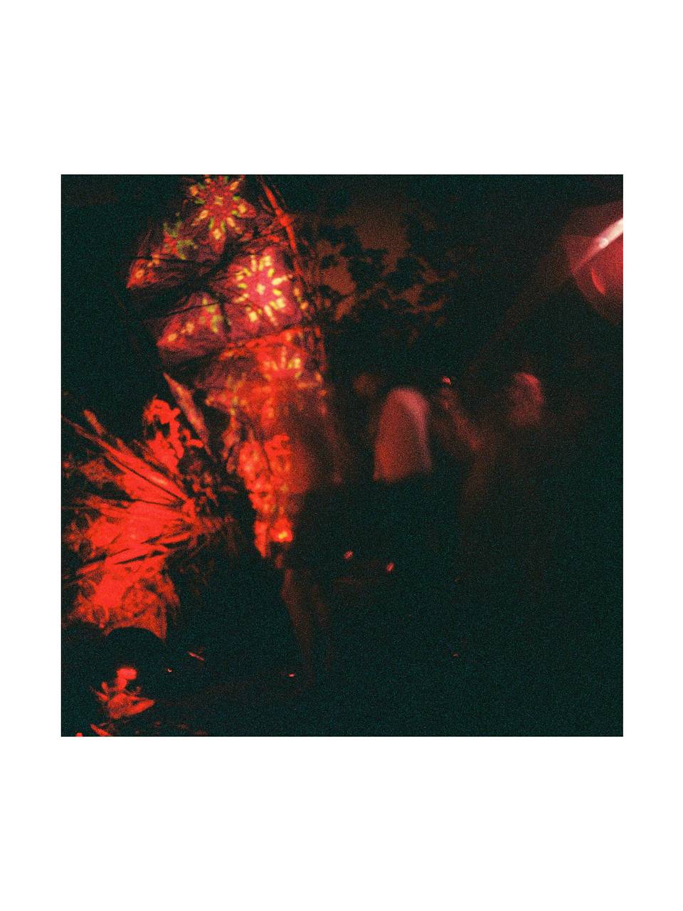 © 拳， 春游音乐节 | 使用 Lomo MC-A 135 全自动随拍胶片相机 &amp; Lomography Redscale XR ISO 50-200 135 红调负片胶卷 拍摄