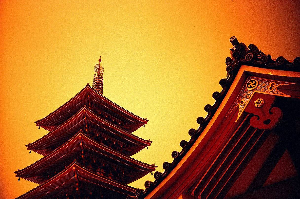 淺草與淺草寺 (Asakusa &amp; Sensoji Temple) – 一個歷史區域，擁有東京最古老的寺廟、傳統市場和標誌性的紅燈籠。非常適合捕捉古都與現代東京的融合。LomoApparat 配備超廣角 21mm 鏡頭，非常適合將整個場景紀錄在一張照片內 。Photo by hodachrome
