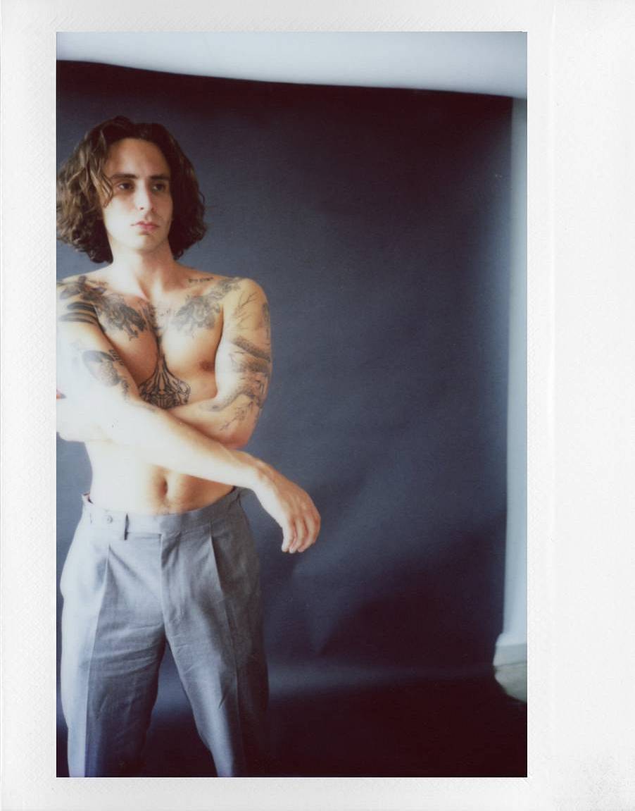 由 Mathilde Levistre 使用 Lomo'Instant Wide Glass 宽幅玻璃镜头拍立得相机拍摄；模特：Ethan Billups、Ikenna Njoku、Jenevieve Schlenz 和 Gabriel Lebow；Mathilde Levistre 的照片由 Ingridi Viruel 拍摄