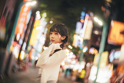 From Stage Lights to Sea Breeze: Yuan Yi’s First Shoot with the New Petzval 55 f/1.7 Art Lens