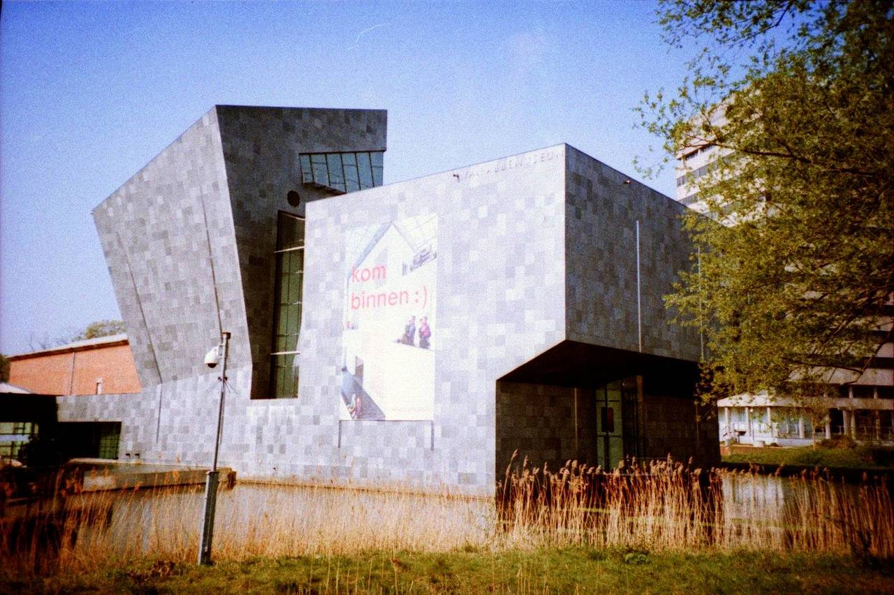 欧洲最早的当代艺术公共博物馆之一。Van Abbemuseum 不断挑战自我与观众，引领人们思考艺术及其在世界中的意义。(Photo by noud )